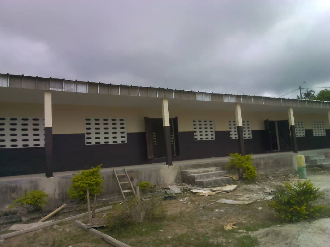 Façade principale de l'école de Djangobo